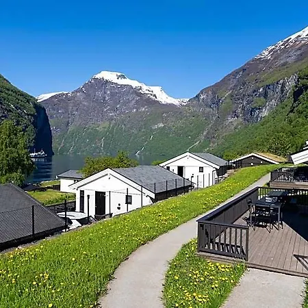 Geirangerfjorden Feriesenter מלון הלסילט
