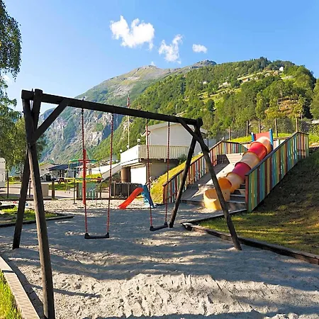 Geirangerfjorden Feriesenter מלון הלסילט